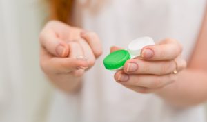 Mau Pakai Soft Lens? Ini Dia Kelebihan dan Kekurangannya Ilustrasi soft lens (freepik)