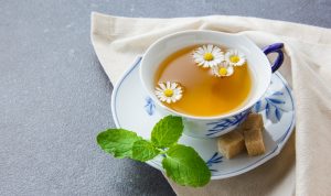 teh chamomile salah satu minuman yang bisa membantu tidur lebih nyenyak (freepik)