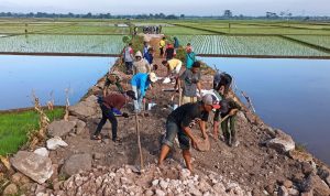 Puluhan Tahun Memutar 2 Kecamatan Dalam Beraktivitas, Kini Warga Desa Cikuya Hanya Perlu Lewati Jalan 3 KM