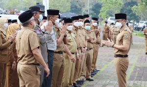 AJAK BERDIALOG: Pelaksana tugas (Plt) Bupati Bandung Barat, Hengky Kurniawan menyapa para Aparatur Sipil Negara (ASN) di lingkungan Pemda KBB usai apel pagi, beberapa waktu lalu.
