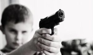 Ilustrasi bocah 8 tahun bunuh bayi dengan menggunakan pistol ayahnya. (pixabay)
