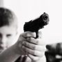 Ilustrasi bocah 8 tahun bunuh bayi dengan menggunakan pistol ayahnya. (pixabay)