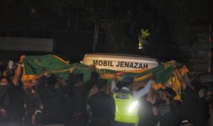 Jenazah Eril tiba di Gedung Pakuan, Minggu (12/6). (Foto: Deni/Jabar Ekspres)