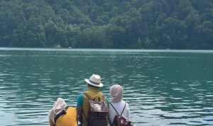 Atalia Praratya, Ridwan Kamil dan Camillia Laetita Azzahra sedang berada di tepi Sungai Aare. (Foto: Instagram @ataliapr)