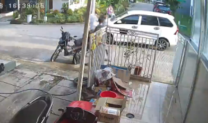 Viral Video Ditegur Karena Ngebut di Gang, Pengendara Mobil Pukul Warga Viral Video Ditegur Karena Ngebut di Gang, Pengendara Mobil Pukul Warga