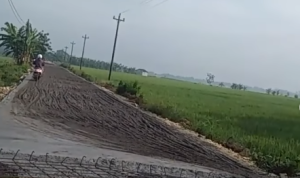 Pembangunan Jalan Hancur Gara-Gara Pengendara Motor Terobos Jalan Cor yang Masih Basah