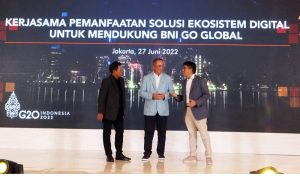 (Ki-ka) Direktur M Cash Mohammad Anis Yunianto, Direktur Utama BNI Royke Tumilaar, Direktur Utama Telkomsel Hendri Mulya Syam berbincang - bincang usai menyaksikan Penandatanganan Perjanjian Kerja Sama Pemanfaatan Solusi Ekosistem Digital Untuk Mendukung BNI Go Global di Menara BNI, Jakarta, Senin (27/6/2022).