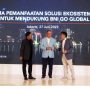 (Ki-ka) Direktur M Cash Mohammad Anis Yunianto, Direktur Utama BNI Royke Tumilaar, Direktur Utama Telkomsel Hendri Mulya Syam berbincang - bincang usai menyaksikan Penandatanganan Perjanjian Kerja Sama Pemanfaatan Solusi Ekosistem Digital Untuk Mendukung BNI Go Global di Menara BNI, Jakarta, Senin (27/6/2022).
