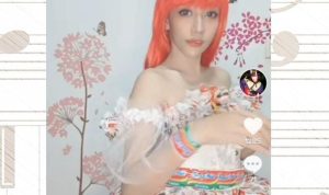 Tangkapan layar tik tok, cosplay menggunakan gaun cantik yang terbuat dari bungkus Indomie goreng.