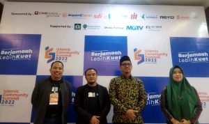 ICS 2022 Rangkul Ratusan Komunitas Muslim Lintas Bidang KONFERENSI PERS: Islamic Community Summit 2022 mengusung tajuk 'Berjamaah Lebih Kuat', kegiatan yang diiniasi Syaamil Grup dengan merangkul ratusan komunitas Muslim se-Indonesia, di Grand Asrilia Hotel Convention & Restaurant, Kota Bandung, Selasa (12/7) siang. (Nizar/Jabar Ekspres)