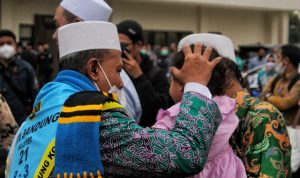 Kelelahan, 8 Jamaah Haji Jabar meninggal di Arab Saudi, Dua diantaranya warga Kota Bandung Pelepasan jamaah haji asal Kota Bandung pada beberapa waktu lalu. Kini dilaporkan ada 8 orang jamaah haji yang meninggal di Arab Saudi. Foto. Deni Jabar Ekspres.