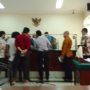 SIDANG: Penggugat dan tergugat tampak sedang melihat barang bukti yang ditunjukkan dalam persidangan, beberapa waktu lalu. (Nizar/Jabar Ekspres)
