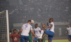 Persib Bandung Vs Persebaya Surabaya saat bertanding di stadion GBLA pada ajang turnamen pra musim piala presiden 2022. Foto. Deni Jabar Ekspres.