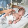 Bayi baru lahir yang membutuhkan perawatan dan pengobatan. Biayanya harus ditanggung orang tua bila belum jadi peserta BPJS Kesehatan. (ilustrasi: Pixabay)