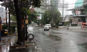 Curahan hujan tinggi di Kota Bandung. Menjadi salah satu perhatian dari BPBD Jabar.Sabtu (16/7). Foto. Sandi Nugraha.