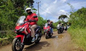 Ilustrasi motor yang melewati jalanan berbatu dan kerikil.