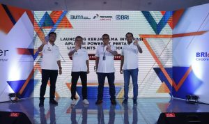 CEO Regional BRI Padang Narto Laksono dan Twk Rizma Harfan selaku Vice President Infrastructure, Transportation, Oil & Gas Division BRI, Direktur Utama PTPL Werry Prayogi, dan Direktur Keuangan PTPL Catur Dermawan. saat peluncuran aplikasi POWER.