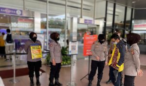 DIPERIKSA: Salahsatu pengunjung Mall Botani Square, Kota Bogor saat sedang dilakukan pengecekan sertifikasi vaksinasi oleh personil Polisi Wanita (Polwan) Polresta Bogor Kota, Minggu (17/7). (Yudha Prananda/Jabar Ekspres)