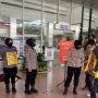 DIPERIKSA: Salahsatu pengunjung Mall Botani Square, Kota Bogor saat sedang dilakukan pengecekan sertifikasi vaksinasi oleh personil Polisi Wanita (Polwan) Polresta Bogor Kota, Minggu (17/7). (Yudha Prananda/Jabar Ekspres)