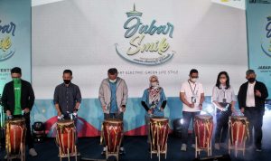 PT PLN Unit Induk Distribusi Jawa Barat tengah memukul gendang terkait rangka peresmian kerja sama dengan berbagai pihak dalam acara Festival Jabar Smile, di Kiara Artha Park, Jl. Banten, Minggu (17/7). (Deni Armansyah/Jabar Ekspres)