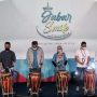 PT PLN Unit Induk Distribusi Jawa Barat tengah memukul gendang terkait rangka peresmian kerja sama dengan berbagai pihak dalam acara Festival Jabar Smile, di Kiara Artha Park, Jl. Banten, Minggu (17/7). (Deni Armansyah/Jabar Ekspres)