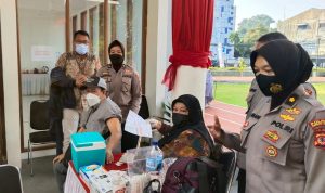 BOOSTER: Salah seorang warga saat menerima Vaksin Booster pada salahsatu gerai vaksin Polresta Bogor Kota di Alun-Alun Kota Bogor, Selasa (19/07). (Yudha Prananda/Jabar Ekspres)