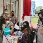 BOOSTER: Salah seorang warga saat menerima Vaksin Booster pada salahsatu gerai vaksin Polresta Bogor Kota di Alun-Alun Kota Bogor, Selasa (19/07). (Yudha Prananda/Jabar Ekspres)