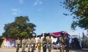 TEGAP: Regu linmas mengikuti lomba untuk memperebutkan juara baris berbaris antar 3 kecamatan, di Lapangan Cidurian RW 10, Kota Bandung, Sabtu (2/7) pagi. (Nizar/Jabar Ekspres)