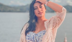 Artis Ayu Anjani yang masih berduka karena kehilangan ibu dan adiknya dalam insiden kapal tengelam di Labuhan Bajo.