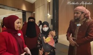 pertemuan Nathalie Holscher dengan ustaz Kasif Heer. Foto : YouTube Nathalie Holsche
