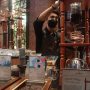 Barista Kopi Jenderal Nusantara Buwas Bandung tengah membuat kopi menggunakan teknik cold drip