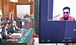 Bechi Tidur TERTUTUP: Suasana sidang perdana kasus pencabulan dengan terdakwa Moch. Subchi alias Bechi di Ruang Cakra, Pengadilan Negeri Surabaya, Jalan Arjuna, kemarin (18/7). (ROBERTUS RISKY/JAWA POS)--