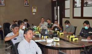 Kepala Dinas BMPR, Bambang Tritoyuilono dalam Rapat Pimpinan membahas jalan tambang di Prung Panjang. Senin (18/7).