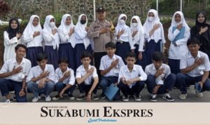 Anggota Polisi Polsek Cibadak Polres Sukabumi, Bripka Sandi Praja saat berfoto dengan para siswa SMK Tunas Bhayangkara