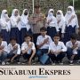 Anggota Polisi Polsek Cibadak Polres Sukabumi, Bripka Sandi Praja saat berfoto dengan para siswa SMK Tunas Bhayangkara