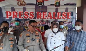 Wakapolres Metro Bekasi AKBP Erick Frendriz saat menunjukan senjata tajam para begal sadis-Tuahta Simanjuntak-fin.co.id