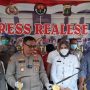 Wakapolres Metro Bekasi AKBP Erick Frendriz saat menunjukan senjata tajam para begal sadis-Tuahta Simanjuntak-fin.co.id