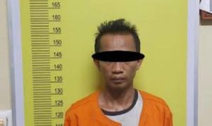 Edan, Istri Sukarela Bantu Suaminya Perkosa Bocah Di Bawah Umur PELAKU PEMERKOSA. DS adalah suami yang perkosa bocah dibawah umur dengan di bantu sang istri.