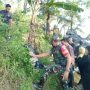 Beberapa prajurit TNI membantu mengevakuasi korban mobil masuk jurang di Brebes.
