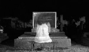 Ilustrasi penampakan di atas makam, yang banyak disebut orang sebagai arwah gentayangan. (pixabay)