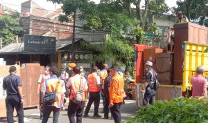 Petugas PT. KAI saat melakukan penertiban asetnya di Jl. Laswi, Kota Bandung, Rabu (20/7) kemarin. Foto. Sandi Nugraha.
