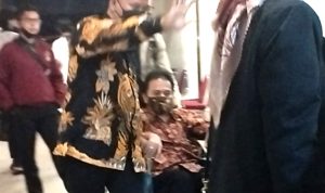 Roy Suryo setelah menjalani pemeriksaan selama 12 Jam, keluar menggunakan kursi roda dan harus dipapah saat memasuki mobil. pmjnews.com-