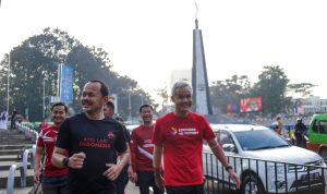 Wali Kota Bogor Bima Arya Sugiarto bersama Gurbernur Jawa Tengah Ganjar Pranowo, saat lari pagi melintasi kawasan Tugu Kujang, Kota Bogor, Sabtu (23/07). (Yudha Prananda)
