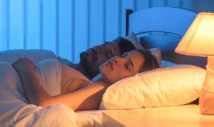 Ilustrasi tidur dengan lampu menyala bisa membuat berat bada naik pada wanita(pixabay)