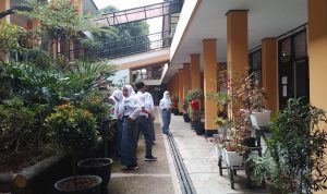 Para siswa dan siswi SMA Negeri Jatinangor tengah beraktivitas pada jam istirahat. (Yanuar/Jabar Ekspres)