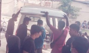 Evakuasi Mahasiswi UMI Makasar sebelum meninggal, saat akan dibawa ke puskesmas. (dok: Polsek TinggiMoncong)