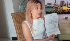 AGN, Istri Sah HDR tengah memperlihatkan surat panggilan Polsek Margaasih yang menetapkannya sebagai tersangka pada 26 Juli 2022.