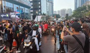 Tampak kepadatan yang terjadi diarea Citayam Fashion Week, kini menjadi pemandangan yang biasa. (ant)