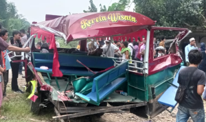 Kondisi odong-odong yang rusak parah karena tertabrak kereta api, kini telah selelsai dilakukan olah TKP.