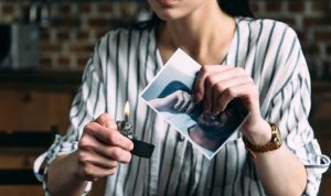 iustrasi membakan foto mantan agar bisa terlepas dari bayang-bayang mantan. (Pixabay)